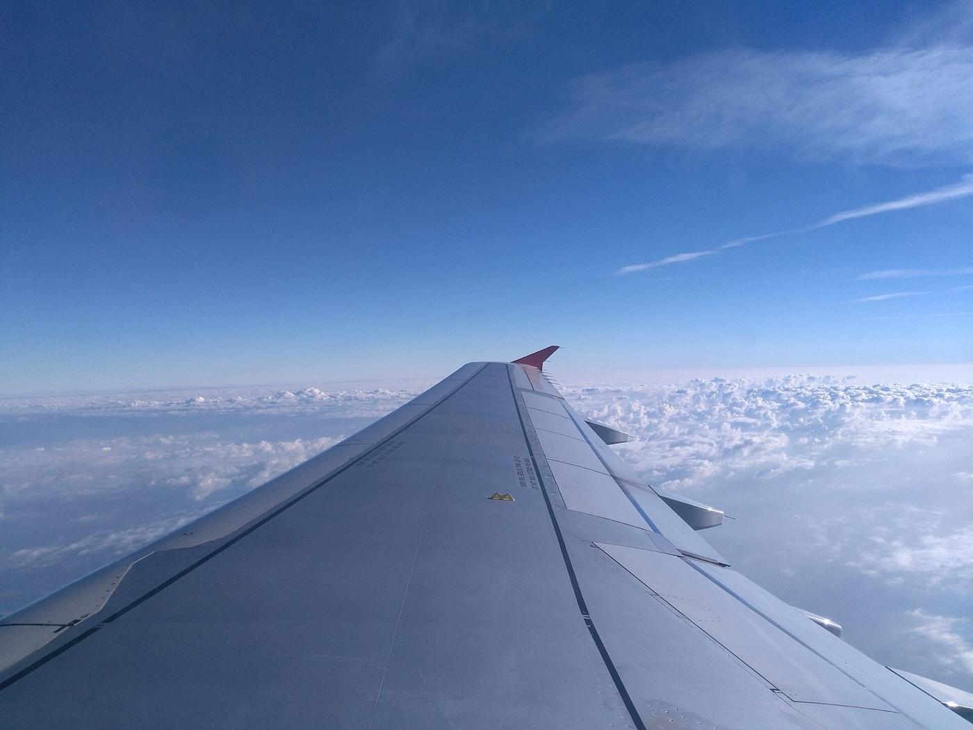 Ala de avión sobre las nubes en el vuelo a Guatemala