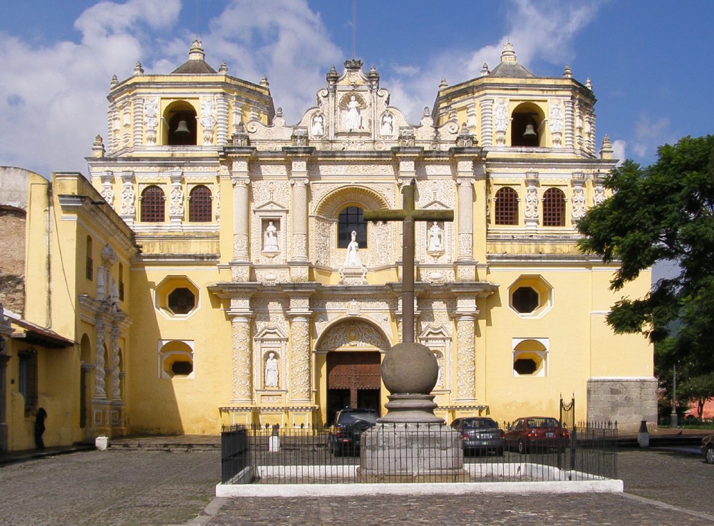 Iglesia de La Merced, fachada barroca amarilla en Antigua Guatemala