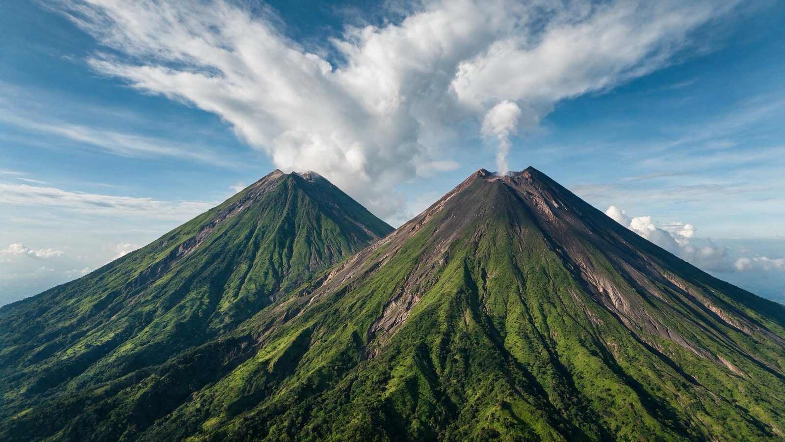 Volcán de Fuego y Acatenango de día