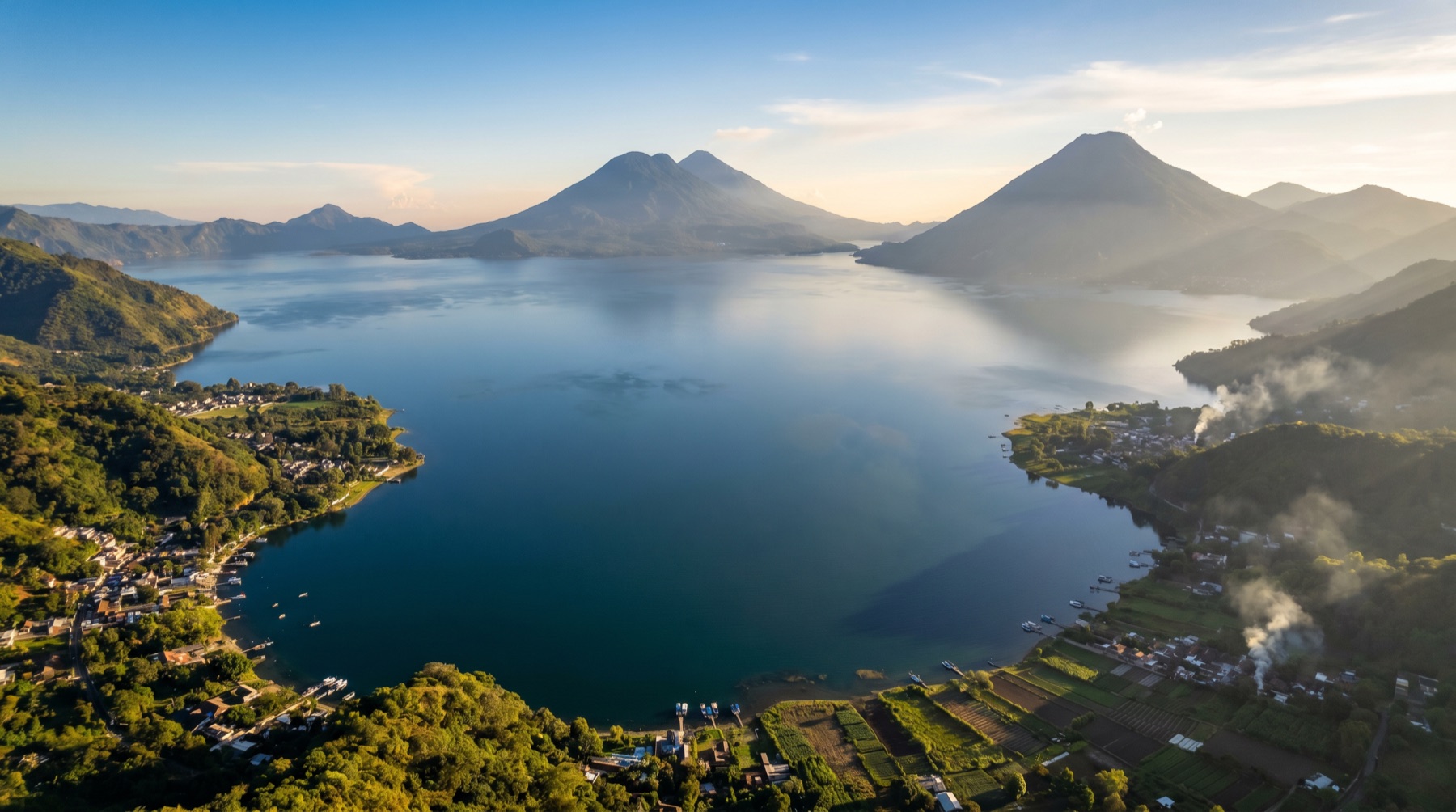Vista aérea del Lago de Atitlán con sus volcanes al amanecer, Guatemala