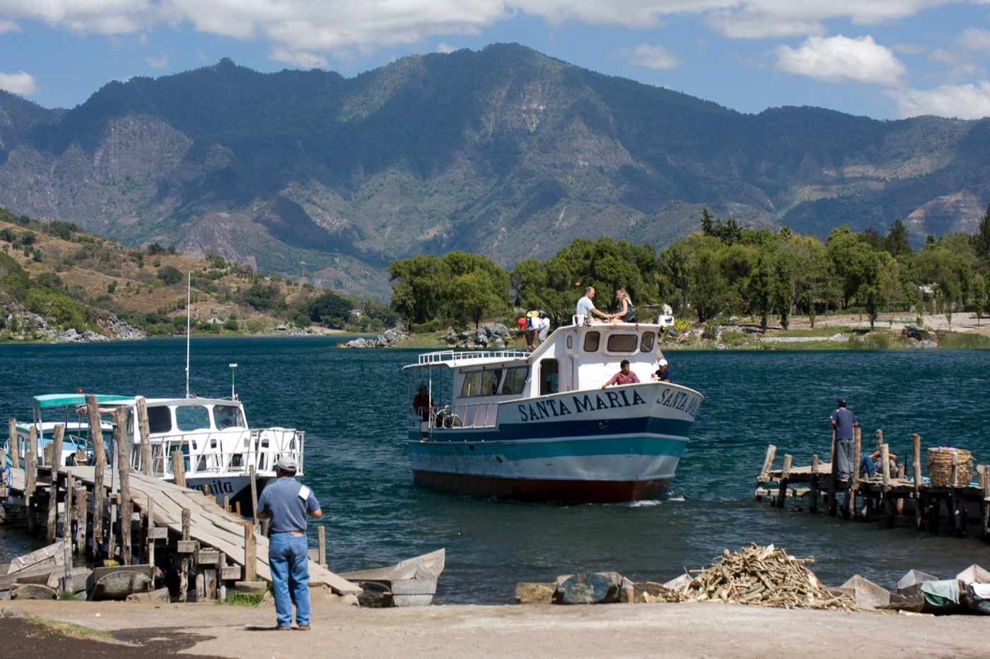 Lancha de pasajeros en el Lago de Atitlán con los volcanes detrás
