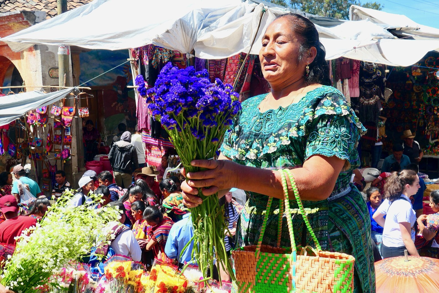 Vendedora con flores en el colorido mercado de Chichicastenango, Guatemala