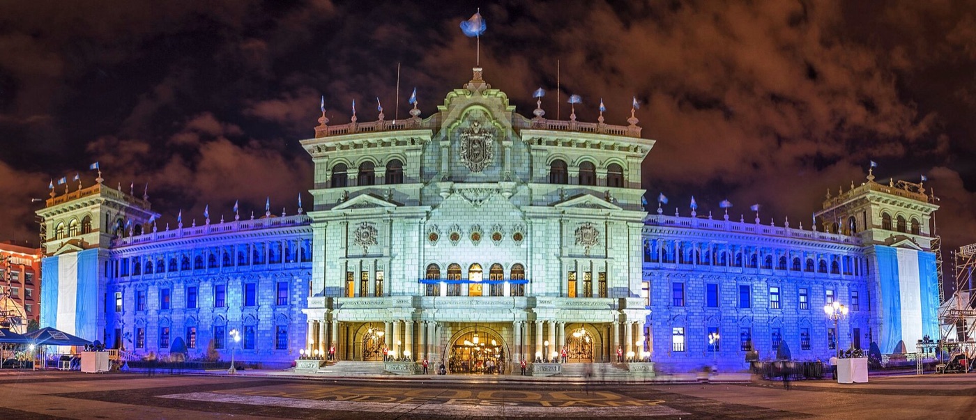 Palacio Nacional iluminado de noche en la Ciudad de Guatemala
