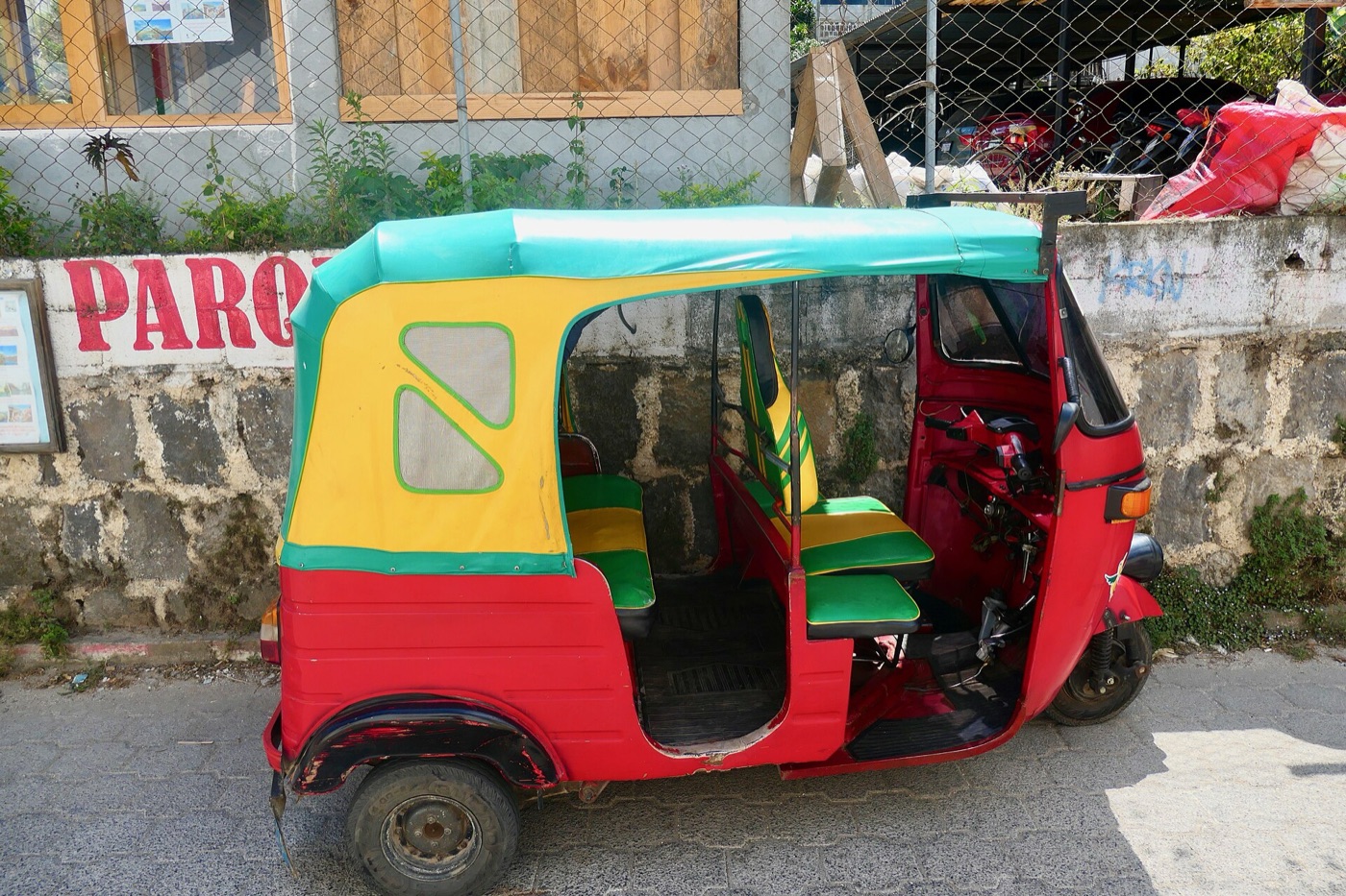 Tuk tuk de colores en una calle de un pueblo del Lago de Atitlán