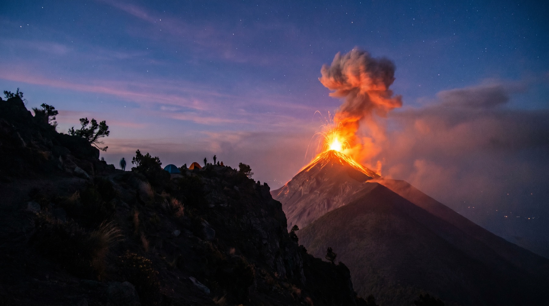 Erupción del Volcán de Fuego al anochecer, vista desde el Acatenango